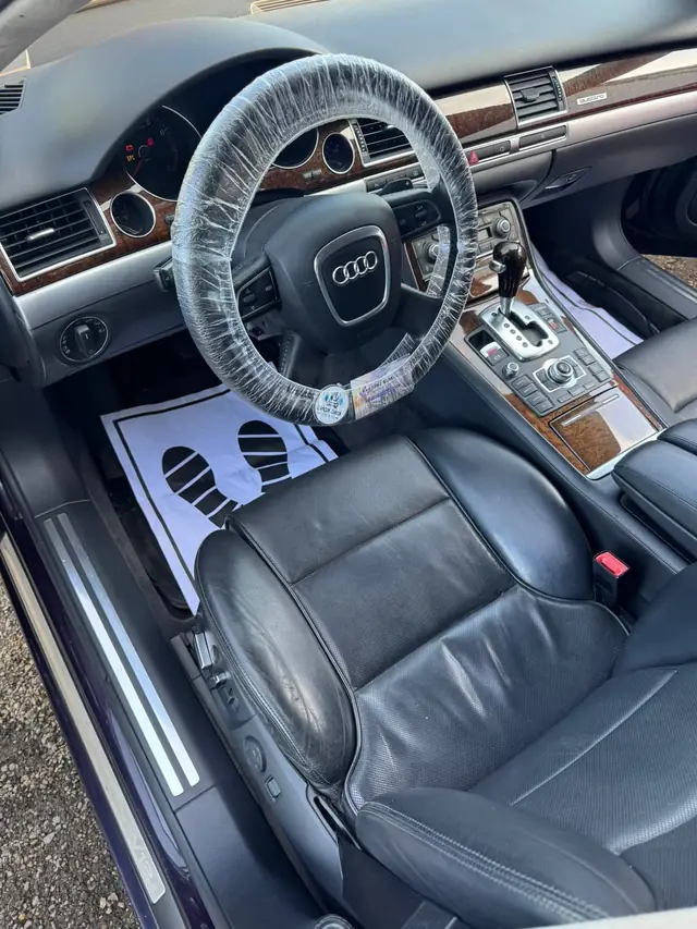 Poste de conduite de l'Audi A8 après nettoyage intérieur, siège cuir noir et boiseries, Tours