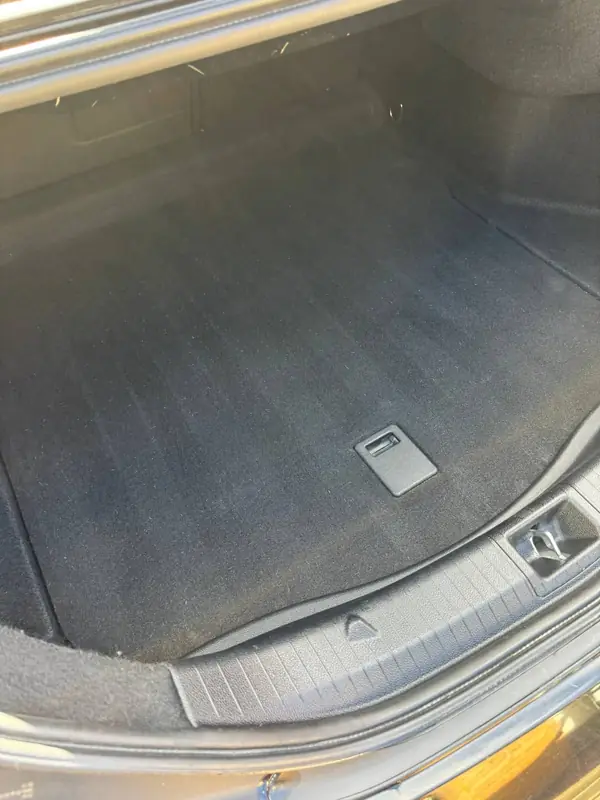 Coffre de la Mercedes CLA 200 aspiré et nettoyé