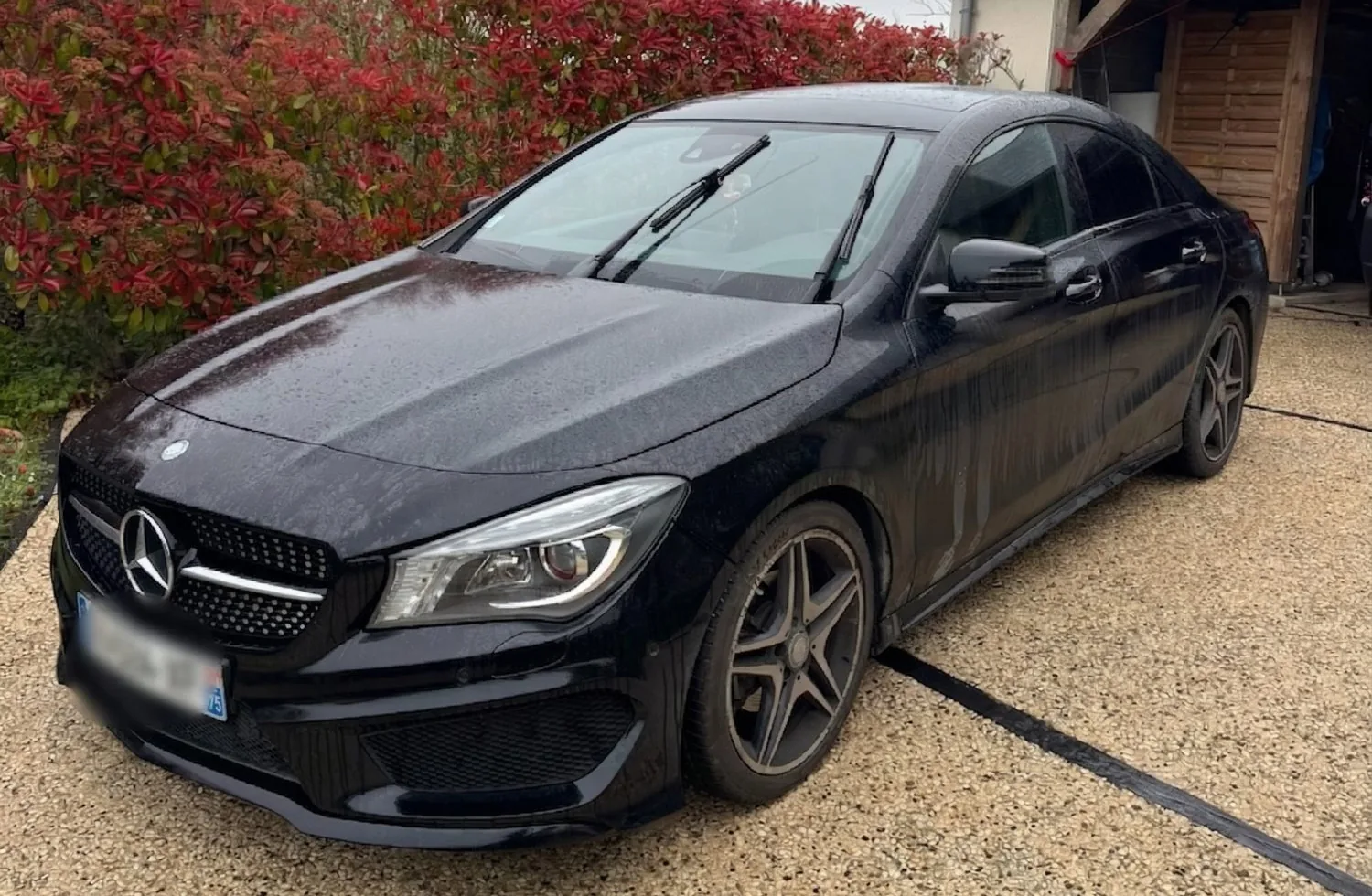 Mercedes CLA préparée pour la revente, carrosserie lustrée, sur le parc