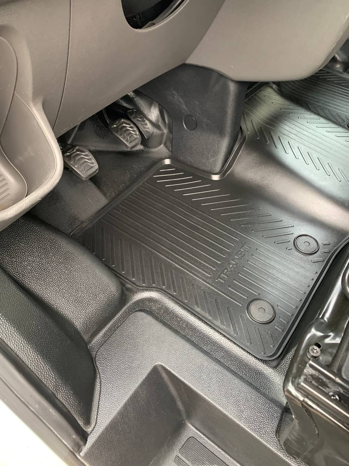 Tapis et plancher du même utilitaire après décrassage complet