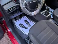 Après nettoyage : Poste de conduite, plancher boueux nettoyé, Dacia