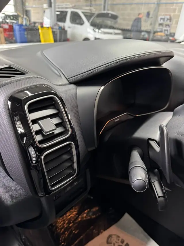 Tableau de bord du Citroën C5 Aircross dépoussiéré, aérateur laqué et commodos, nettoyage en atelier