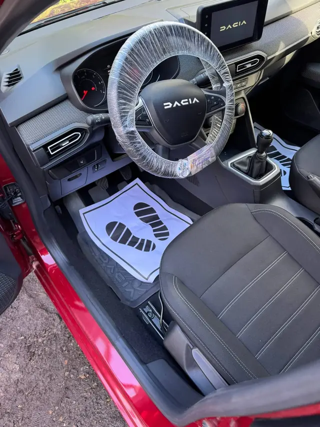 Poste de conduite de la Dacia Sandero rouge nettoyé avant restitution de leasing, Tours