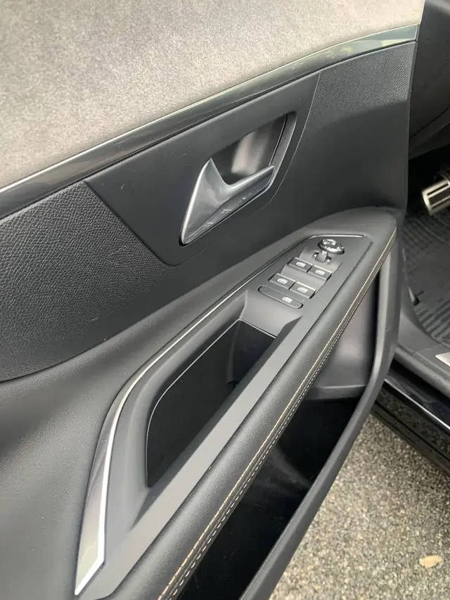Contre-porte avant du Peugeot 3008 nettoyée, garnitures et commandes de vitres, Tours