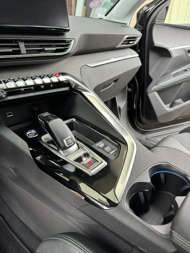Console centrale et porte-gobelets du Peugeot 5008 nettoyés, sélecteur de vitesses propre