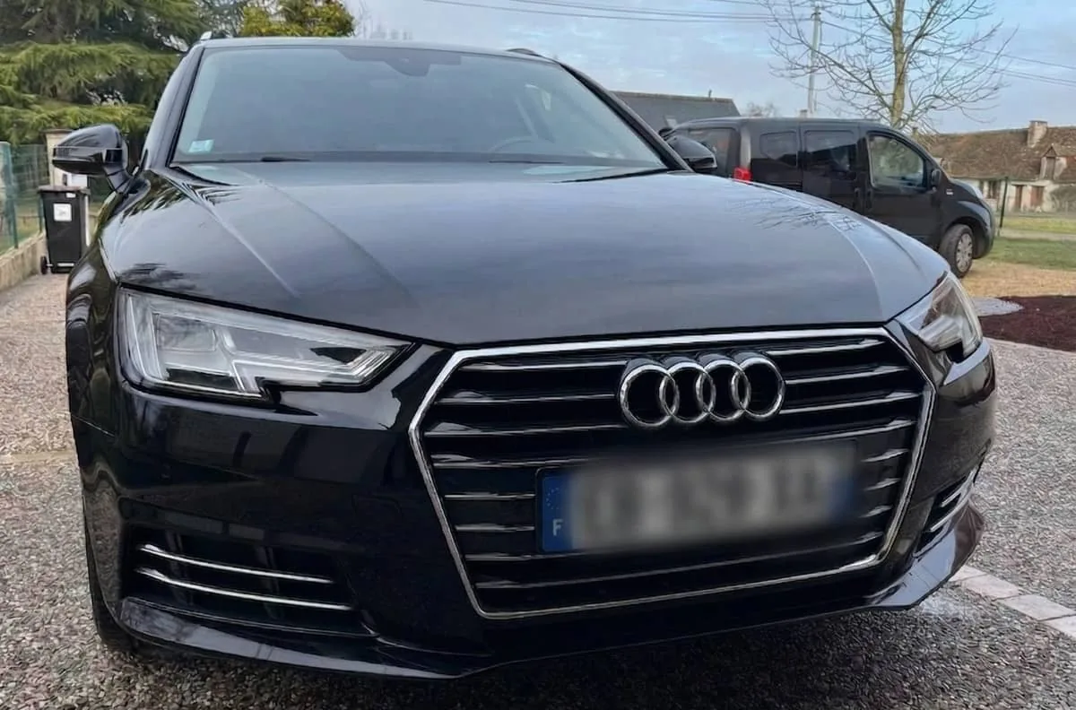 Audi A4 propre sur un parc, prête pour le client suivant